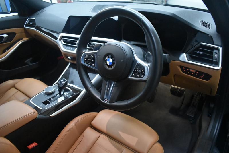 BMW 3シリーズ 320i Mｽﾎﾟｰﾂ G20型 ﾊｲﾗｲﾝ&ｺﾝﾌｫｰﾄP ﾋｰﾀｰ付茶革 ﾀｯﾁﾊﾟﾈﾙﾅﾋﾞ ｱｯﾌﾟﾙｶｰﾌﾟﾚｲ  追従ACC LEDﾍｯﾄﾞﾗｲﾄ 電動ﾄﾗﾝｸ 側面衝突&車線変更&逸脱&歩行者警告 液晶ﾒｰﾀｰ 後退ｱｼｽﾄ Pｱｼｽﾄ ｱｸﾃｨﾌﾞPDC緊急ﾌﾞﾚｰｷ  18AW 2年保証