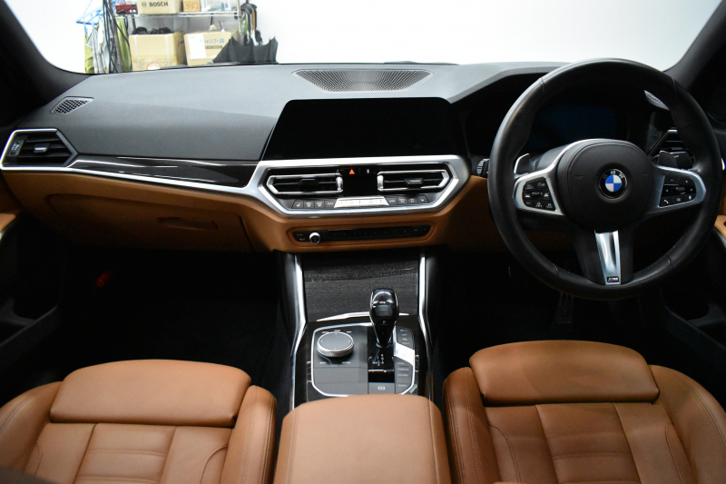 BMW 3シリーズ 320i Mｽﾎﾟｰﾂ G20型 ﾊｲﾗｲﾝ&ｺﾝﾌｫｰﾄP ﾋｰﾀｰ付茶革 ﾀｯﾁﾊﾟﾈﾙﾅﾋﾞ ｱｯﾌﾟﾙｶｰﾌﾟﾚｲ  追従ACC LEDﾍｯﾄﾞﾗｲﾄ 電動ﾄﾗﾝｸ 側面衝突&車線変更&逸脱&歩行者警告 液晶ﾒｰﾀｰ 後退ｱｼｽﾄ Pｱｼｽﾄ ｱｸﾃｨﾌﾞPDC緊急ﾌﾞﾚｰｷ  18AW 2年保証