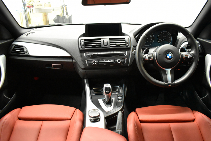 BMW 2シリーズ M235i 直6ﾀｰﾎﾞ 326馬力 ﾋｰﾀｰ付赤革 ﾀｯﾁﾊﾟｯﾄﾞ式iﾄﾞﾗｲﾌﾞHDDﾅﾋﾞ Bｶﾒﾗ ﾘｱPDC  ｱﾀﾞﾌﾟﾃｨﾌﾞMｻｽﾍﾟﾝｼｮﾝ 大型ﾌﾞﾚｰｷｼｽﾃﾑ 18AW 車線逸脱&歩行者警告 衝突軽減ﾌﾞﾚｰｷ 2年保証