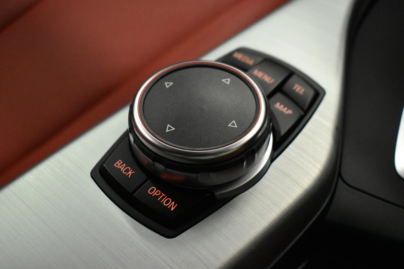 BMW 2シリーズ M235i 直6ﾀｰﾎﾞ 326馬力 ﾋｰﾀｰ付赤革 ﾀｯﾁﾊﾟｯﾄﾞ式iﾄﾞﾗｲﾌﾞHDDﾅﾋﾞ Bｶﾒﾗ ﾘｱPDC  ｱﾀﾞﾌﾟﾃｨﾌﾞMｻｽﾍﾟﾝｼｮﾝ 大型ﾌﾞﾚｰｷｼｽﾃﾑ 18AW 車線逸脱&歩行者警告 衝突軽減ﾌﾞﾚｰｷ 2年保証