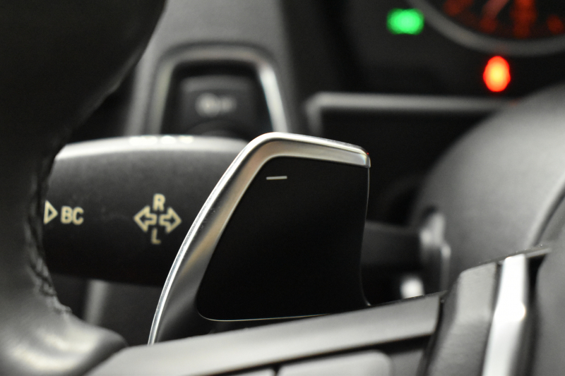 BMW 2シリーズ M235i 直6ﾀｰﾎﾞ 326馬力 ﾋｰﾀｰ付赤革 ﾀｯﾁﾊﾟｯﾄﾞ式iﾄﾞﾗｲﾌﾞHDDﾅﾋﾞ Bｶﾒﾗ ﾘｱPDC  ｱﾀﾞﾌﾟﾃｨﾌﾞMｻｽﾍﾟﾝｼｮﾝ 大型ﾌﾞﾚｰｷｼｽﾃﾑ 18AW 車線逸脱&歩行者警告 衝突軽減ﾌﾞﾚｰｷ 2年保証