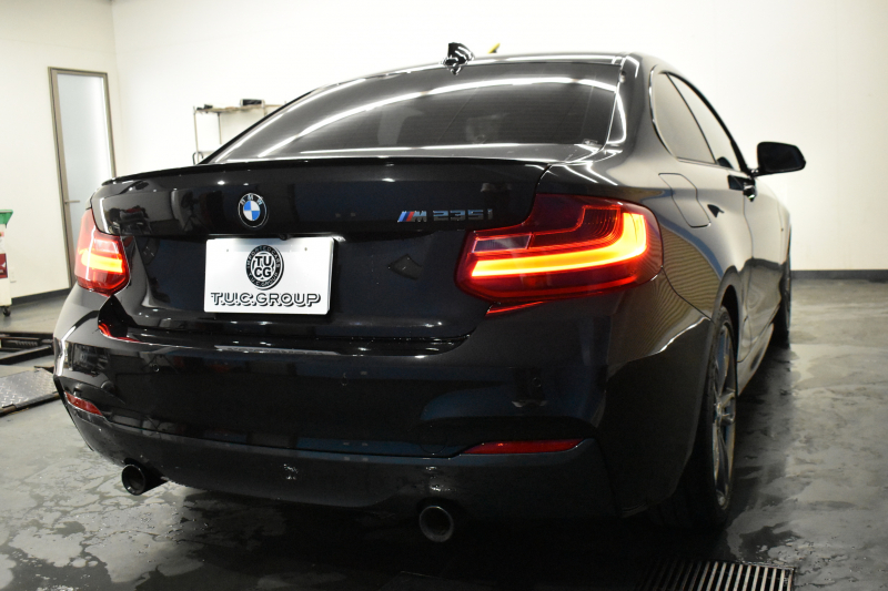 BMW 2シリーズ M235i 直6ﾀｰﾎﾞ 326馬力 ﾋｰﾀｰ付赤革 ﾀｯﾁﾊﾟｯﾄﾞ式iﾄﾞﾗｲﾌﾞHDDﾅﾋﾞ Bｶﾒﾗ ﾘｱPDC  ｱﾀﾞﾌﾟﾃｨﾌﾞMｻｽﾍﾟﾝｼｮﾝ 大型ﾌﾞﾚｰｷｼｽﾃﾑ 18AW 車線逸脱&歩行者警告 衝突軽減ﾌﾞﾚｰｷ 2年保証