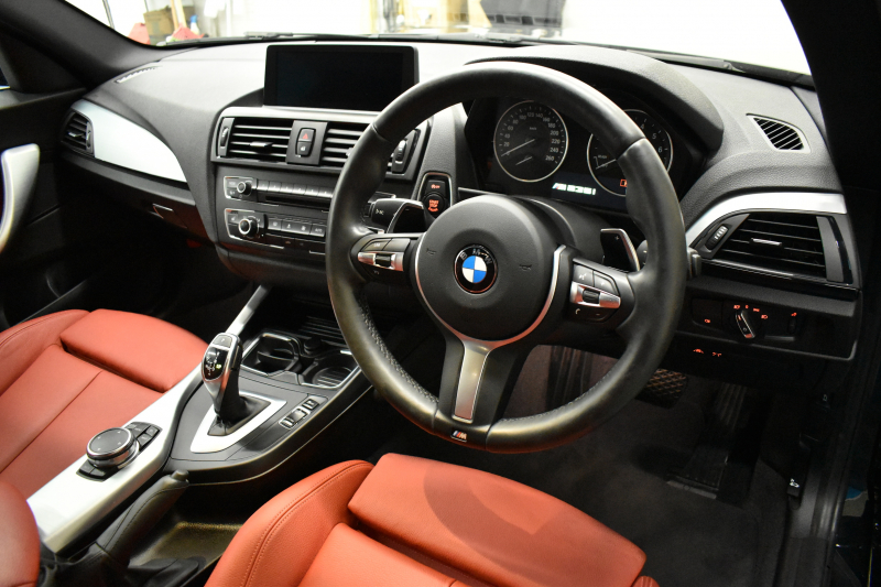 BMW 2シリーズ M235i 直6ﾀｰﾎﾞ 326馬力 ﾋｰﾀｰ付赤革 ﾀｯﾁﾊﾟｯﾄﾞ式iﾄﾞﾗｲﾌﾞHDDﾅﾋﾞ Bｶﾒﾗ ﾘｱPDC  ｱﾀﾞﾌﾟﾃｨﾌﾞMｻｽﾍﾟﾝｼｮﾝ 大型ﾌﾞﾚｰｷｼｽﾃﾑ 18AW 車線逸脱&歩行者警告 衝突軽減ﾌﾞﾚｰｷ 2年保証