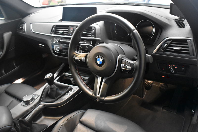 BMW Mシリーズ M2 6速MT LCI後期 ﾋｰﾀｰ付黒革 ｱﾀﾞﾌﾟﾃｨﾌﾞﾍｷｻｺﾞﾅﾙLEDﾍｯﾄﾞﾗｲﾄ&ﾃｰﾙ ﾀｯﾁﾊﾟﾈﾙHDDﾅﾋﾞBｶﾒﾗ 19AW 車線逸脱&歩行者警告 衝突軽減ﾌﾞﾚｰｷ ｶｰﾎﾞﾝｲﾝﾃﾘｱ ｽﾏｰﾄｷｰ 2年保証