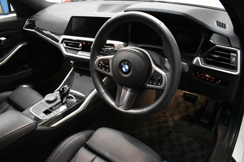 BMW 3シリーズ 320i Mｽﾎﾟｰﾂ G20型 ｺﾝﾌｫｰﾄP ﾋｰﾀｰ付黒革 ｵﾌﾟｼｮﾝ19AW ﾀｯﾁﾊﾟﾈﾙﾅﾋﾞBｶﾒﾗ ｱｯﾌﾟﾙｶｰﾌﾟﾚｲ  追従ACC LEDﾍｯﾄﾞﾗｲﾄ 電動ﾄﾗﾝｸ 側面衝突&車線変更&逸脱&歩行者警告 液晶ﾒｰﾀｰ 後退ｱｼｽﾄ Pｱｼｽﾄ ｱｸﾃｨﾌﾞPDC緊急ﾌﾞﾚｰｷ  2年保証
