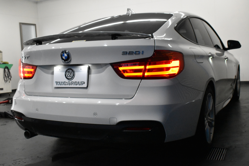 BMW 3シリーズ 320i ｸﾞﾗﾝﾂｰﾘｽﾓ Mｽﾎﾟｰﾂ 追従ACC ﾌﾙｾｸﾞTV  車線逸脱&歩行者警告 衝突軽減B 電動Rｹﾞｰﾄ 電格Rｳｲﾝｸﾞ ﾊﾟﾄﾞﾙｼﾌﾄ ｱﾙｶﾝﾀｰﾗ電動ｽﾎﾟｰﾂｼｰﾄ 18AW ﾀｯﾁﾊﾟｯﾄﾞﾅﾋﾞBｶﾒﾗ iｽﾄｯﾌﾟ ｽﾏｰﾄｷｰ2年保証