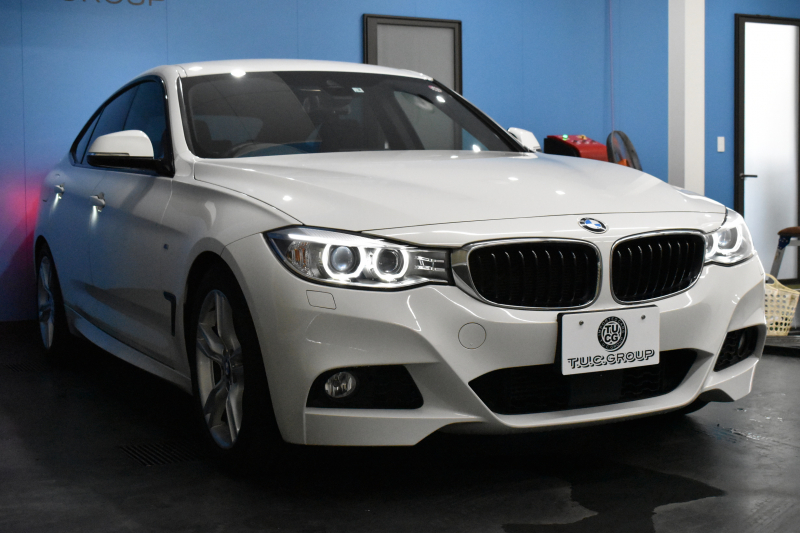 BMW 3シリーズ 320i ｸﾞﾗﾝﾂｰﾘｽﾓ Mｽﾎﾟｰﾂ 追従ACC ﾌﾙｾｸﾞTV  車線逸脱&歩行者警告 衝突軽減B 電動Rｹﾞｰﾄ 電格Rｳｲﾝｸﾞ ﾊﾟﾄﾞﾙｼﾌﾄ ｱﾙｶﾝﾀｰﾗ電動ｽﾎﾟｰﾂｼｰﾄ 18AW ﾀｯﾁﾊﾟｯﾄﾞﾅﾋﾞBｶﾒﾗ iｽﾄｯﾌﾟ ｽﾏｰﾄｷｰ2年保証