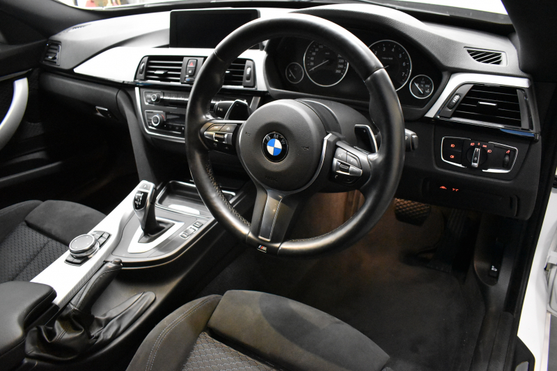 BMW 3シリーズ 320i ｸﾞﾗﾝﾂｰﾘｽﾓ Mｽﾎﾟｰﾂ 追従ACC ﾌﾙｾｸﾞTV  車線逸脱&歩行者警告 衝突軽減B 電動Rｹﾞｰﾄ 電格Rｳｲﾝｸﾞ ﾊﾟﾄﾞﾙｼﾌﾄ ｱﾙｶﾝﾀｰﾗ電動ｽﾎﾟｰﾂｼｰﾄ 18AW ﾀｯﾁﾊﾟｯﾄﾞﾅﾋﾞBｶﾒﾗ iｽﾄｯﾌﾟ ｽﾏｰﾄｷｰ2年保証