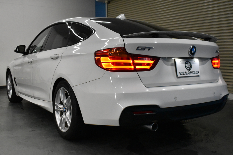 BMW 3シリーズ 320i ｸﾞﾗﾝﾂｰﾘｽﾓ Mｽﾎﾟｰﾂ 追従ACC ﾌﾙｾｸﾞTV  車線逸脱&歩行者警告 衝突軽減B 電動Rｹﾞｰﾄ 電格Rｳｲﾝｸﾞ ﾊﾟﾄﾞﾙｼﾌﾄ ｱﾙｶﾝﾀｰﾗ電動ｽﾎﾟｰﾂｼｰﾄ 18AW ﾀｯﾁﾊﾟｯﾄﾞﾅﾋﾞBｶﾒﾗ iｽﾄｯﾌﾟ ｽﾏｰﾄｷｰ2年保証