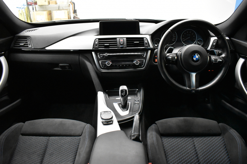 BMW 3シリーズ 320i ｸﾞﾗﾝﾂｰﾘｽﾓ Mｽﾎﾟｰﾂ 追従ACC ﾌﾙｾｸﾞTV  車線逸脱&歩行者警告 衝突軽減B 電動Rｹﾞｰﾄ 電格Rｳｲﾝｸﾞ ﾊﾟﾄﾞﾙｼﾌﾄ ｱﾙｶﾝﾀｰﾗ電動ｽﾎﾟｰﾂｼｰﾄ 18AW ﾀｯﾁﾊﾟｯﾄﾞﾅﾋﾞBｶﾒﾗ iｽﾄｯﾌﾟ ｽﾏｰﾄｷｰ2年保証