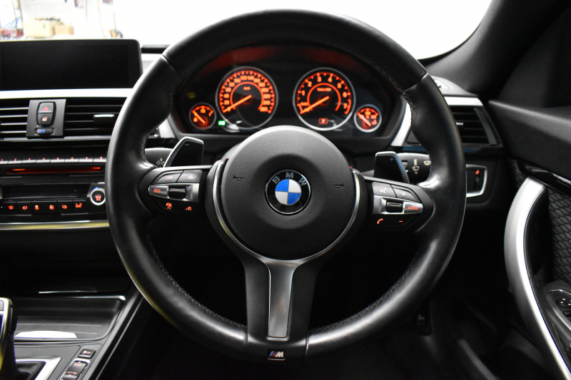 BMW 3シリーズ 320i ｸﾞﾗﾝﾂｰﾘｽﾓ Mｽﾎﾟｰﾂ 追従ACC ﾌﾙｾｸﾞTV  車線逸脱&歩行者警告 衝突軽減B 電動Rｹﾞｰﾄ 電格Rｳｲﾝｸﾞ ﾊﾟﾄﾞﾙｼﾌﾄ ｱﾙｶﾝﾀｰﾗ電動ｽﾎﾟｰﾂｼｰﾄ 18AW ﾀｯﾁﾊﾟｯﾄﾞﾅﾋﾞBｶﾒﾗ iｽﾄｯﾌﾟ ｽﾏｰﾄｷｰ2年保証