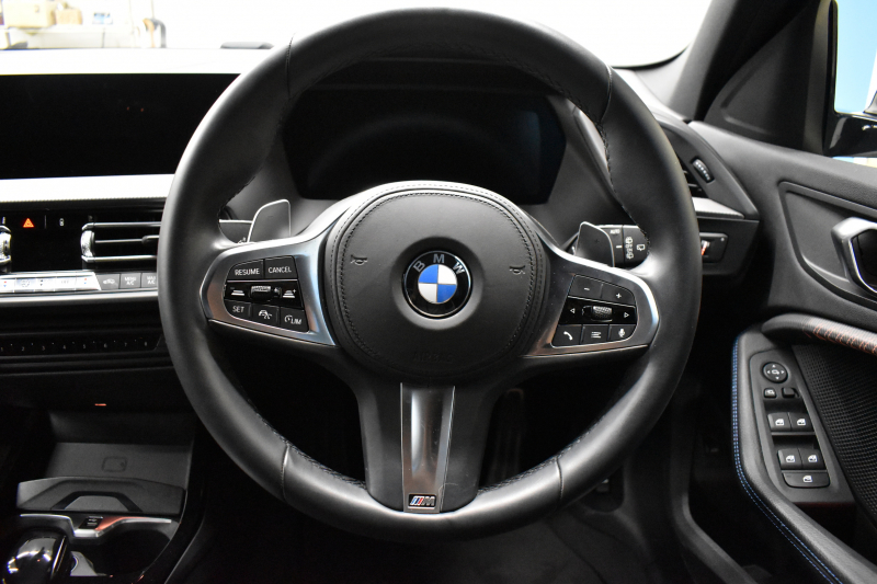 BMW 1シリーズ M135i xDrive ﾌﾙﾀｲﾑ4WD ﾃﾞﾋﾞｭｰP ｺﾝﾌｫｰﾄP ﾅﾋﾞｹﾞｰｼｮﾝP 可変ｻｽﾍﾟﾝｼｮﾝ Mｽﾎﾟｰﾂﾌﾞﾚｰｷ ACC Pｱｼｽﾄ BMWﾗｲﾌﾞｺｯｸﾋﾟｯﾄ ﾋｰﾀｰ付ｱﾙｶﾝﾀｰﾗｺﾝﾋﾞｽﾎﾟｰﾂｼｰﾄ 18AW ﾀｯﾁﾊﾟﾈﾙﾅﾋﾞ ｱｯﾌﾟﾙｶｰﾌﾟﾚｲ LEDﾍｯﾄﾞﾗｲﾄ 電動ﾘｱｹﾞｰﾄ 2年保証