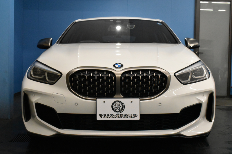 BMW 1シリーズ M135i xDrive ﾌﾙﾀｲﾑ4WD ﾃﾞﾋﾞｭｰP ｺﾝﾌｫｰﾄP ﾅﾋﾞｹﾞｰｼｮﾝP 可変ｻｽﾍﾟﾝｼｮﾝ Mｽﾎﾟｰﾂﾌﾞﾚｰｷ ACC Pｱｼｽﾄ BMWﾗｲﾌﾞｺｯｸﾋﾟｯﾄ ﾋｰﾀｰ付ｱﾙｶﾝﾀｰﾗｺﾝﾋﾞｽﾎﾟｰﾂｼｰﾄ 18AW ﾀｯﾁﾊﾟﾈﾙﾅﾋﾞ ｱｯﾌﾟﾙｶｰﾌﾟﾚｲ LEDﾍｯﾄﾞﾗｲﾄ 電動ﾘｱｹﾞｰﾄ 2年保証