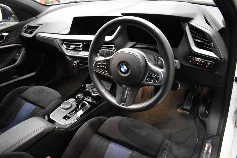 BMW 1シリーズ M135i xDrive ﾌﾙﾀｲﾑ4WD ﾃﾞﾋﾞｭｰP ｺﾝﾌｫｰﾄP ﾅﾋﾞｹﾞｰｼｮﾝP 可変ｻｽﾍﾟﾝｼｮﾝ Mｽﾎﾟｰﾂﾌﾞﾚｰｷ ACC Pｱｼｽﾄ BMWﾗｲﾌﾞｺｯｸﾋﾟｯﾄ ﾋｰﾀｰ付ｱﾙｶﾝﾀｰﾗｺﾝﾋﾞｽﾎﾟｰﾂｼｰﾄ 18AW ﾀｯﾁﾊﾟﾈﾙﾅﾋﾞ ｱｯﾌﾟﾙｶｰﾌﾟﾚｲ LEDﾍｯﾄﾞﾗｲﾄ 電動ﾘｱｹﾞｰﾄ 2年保証