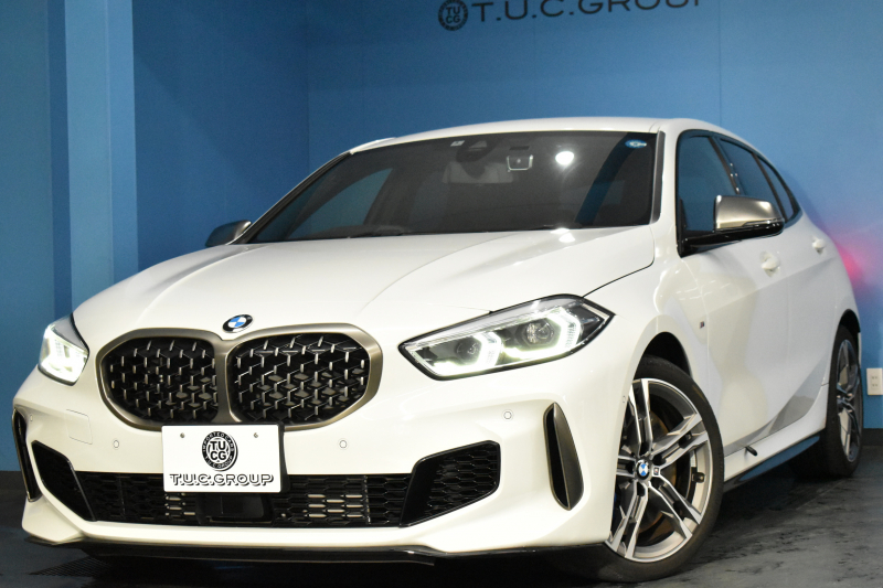 BMW 1シリーズ M135i xDrive ﾌﾙﾀｲﾑ4WD ﾃﾞﾋﾞｭｰP ｺﾝﾌｫｰﾄP ﾅﾋﾞｹﾞｰｼｮﾝP 可変ｻｽﾍﾟﾝｼｮﾝ Mｽﾎﾟｰﾂﾌﾞﾚｰｷ ACC Pｱｼｽﾄ BMWﾗｲﾌﾞｺｯｸﾋﾟｯﾄ ﾋｰﾀｰ付ｱﾙｶﾝﾀｰﾗｺﾝﾋﾞｽﾎﾟｰﾂｼｰﾄ 18AW ﾀｯﾁﾊﾟﾈﾙﾅﾋﾞ ｱｯﾌﾟﾙｶｰﾌﾟﾚｲ LEDﾍｯﾄﾞﾗｲﾄ 電動ﾘｱｹﾞｰﾄ 2年保証