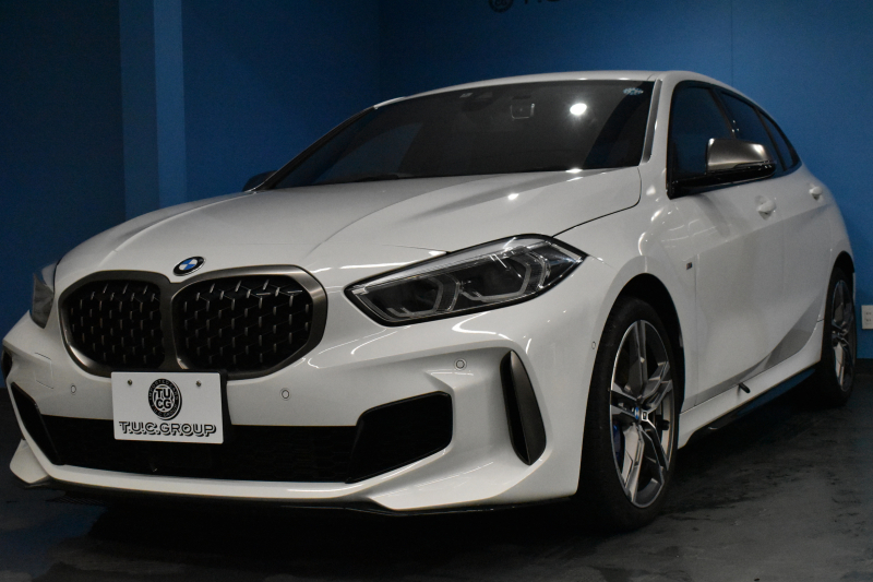 BMW 1シリーズ M135i xDrive ﾌﾙﾀｲﾑ4WD ﾃﾞﾋﾞｭｰP ｺﾝﾌｫｰﾄP ﾅﾋﾞｹﾞｰｼｮﾝP 可変ｻｽﾍﾟﾝｼｮﾝ Mｽﾎﾟｰﾂﾌﾞﾚｰｷ ACC Pｱｼｽﾄ BMWﾗｲﾌﾞｺｯｸﾋﾟｯﾄ ﾋｰﾀｰ付ｱﾙｶﾝﾀｰﾗｺﾝﾋﾞｽﾎﾟｰﾂｼｰﾄ 18AW ﾀｯﾁﾊﾟﾈﾙﾅﾋﾞ ｱｯﾌﾟﾙｶｰﾌﾟﾚｲ LEDﾍｯﾄﾞﾗｲﾄ 電動ﾘｱｹﾞｰﾄ 2年保証