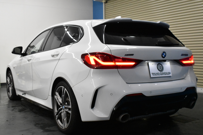 BMW 1シリーズ M135i xDrive ﾌﾙﾀｲﾑ4WD ﾃﾞﾋﾞｭｰP ｺﾝﾌｫｰﾄP ﾅﾋﾞｹﾞｰｼｮﾝP 可変ｻｽﾍﾟﾝｼｮﾝ Mｽﾎﾟｰﾂﾌﾞﾚｰｷ ACC Pｱｼｽﾄ BMWﾗｲﾌﾞｺｯｸﾋﾟｯﾄ ﾋｰﾀｰ付ｱﾙｶﾝﾀｰﾗｺﾝﾋﾞｽﾎﾟｰﾂｼｰﾄ 18AW ﾀｯﾁﾊﾟﾈﾙﾅﾋﾞ ｱｯﾌﾟﾙｶｰﾌﾟﾚｲ LEDﾍｯﾄﾞﾗｲﾄ 電動ﾘｱｹﾞｰﾄ 2年保証
