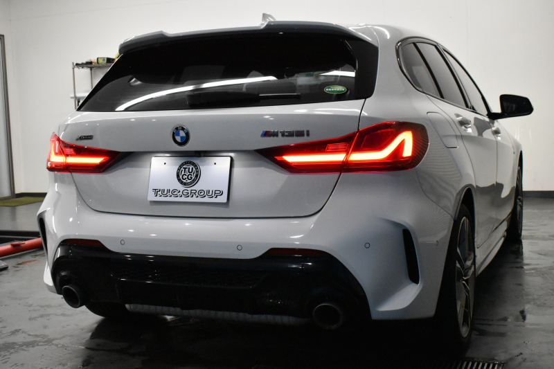 BMW 1シリーズ M135i xDrive ﾌﾙﾀｲﾑ4WD ﾃﾞﾋﾞｭｰP ｺﾝﾌｫｰﾄP ﾅﾋﾞｹﾞｰｼｮﾝP 可変ｻｽﾍﾟﾝｼｮﾝ Mｽﾎﾟｰﾂﾌﾞﾚｰｷ ACC Pｱｼｽﾄ BMWﾗｲﾌﾞｺｯｸﾋﾟｯﾄ ﾋｰﾀｰ付ｱﾙｶﾝﾀｰﾗｺﾝﾋﾞｽﾎﾟｰﾂｼｰﾄ 18AW ﾀｯﾁﾊﾟﾈﾙﾅﾋﾞ ｱｯﾌﾟﾙｶｰﾌﾟﾚｲ LEDﾍｯﾄﾞﾗｲﾄ 電動ﾘｱｹﾞｰﾄ 2年保証