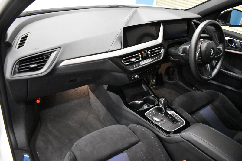 BMW 1シリーズ M135i xDrive ﾌﾙﾀｲﾑ4WD ﾃﾞﾋﾞｭｰP ｺﾝﾌｫｰﾄP ﾅﾋﾞｹﾞｰｼｮﾝP 可変ｻｽﾍﾟﾝｼｮﾝ Mｽﾎﾟｰﾂﾌﾞﾚｰｷ ACC Pｱｼｽﾄ BMWﾗｲﾌﾞｺｯｸﾋﾟｯﾄ ﾋｰﾀｰ付ｱﾙｶﾝﾀｰﾗｺﾝﾋﾞｽﾎﾟｰﾂｼｰﾄ 18AW ﾀｯﾁﾊﾟﾈﾙﾅﾋﾞ ｱｯﾌﾟﾙｶｰﾌﾟﾚｲ LEDﾍｯﾄﾞﾗｲﾄ 電動ﾘｱｹﾞｰﾄ 2年保証