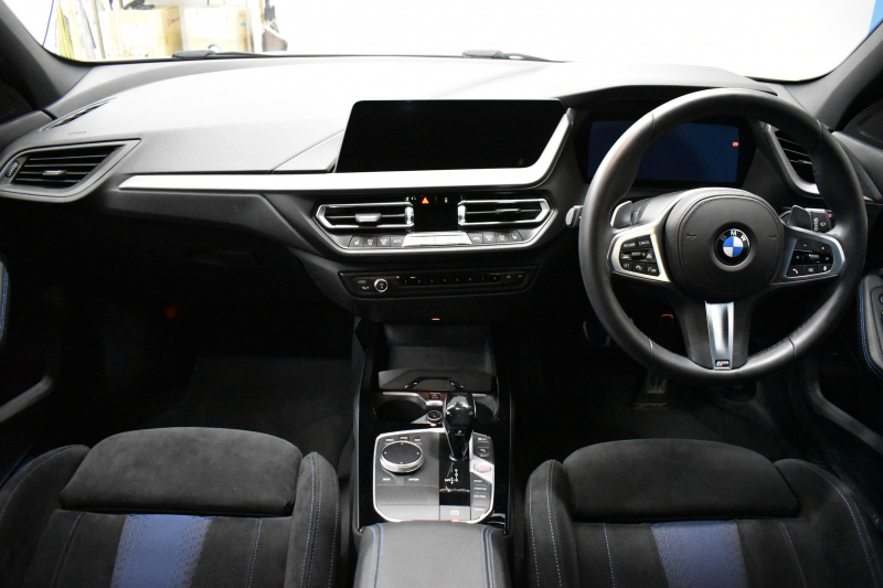 BMW 1シリーズ M135i xDrive ﾌﾙﾀｲﾑ4WD ﾃﾞﾋﾞｭｰP ｺﾝﾌｫｰﾄP ﾅﾋﾞｹﾞｰｼｮﾝP 可変ｻｽﾍﾟﾝｼｮﾝ Mｽﾎﾟｰﾂﾌﾞﾚｰｷ ACC Pｱｼｽﾄ BMWﾗｲﾌﾞｺｯｸﾋﾟｯﾄ ﾋｰﾀｰ付ｱﾙｶﾝﾀｰﾗｺﾝﾋﾞｽﾎﾟｰﾂｼｰﾄ 18AW ﾀｯﾁﾊﾟﾈﾙﾅﾋﾞ ｱｯﾌﾟﾙｶｰﾌﾟﾚｲ LEDﾍｯﾄﾞﾗｲﾄ 電動ﾘｱｹﾞｰﾄ 2年保証