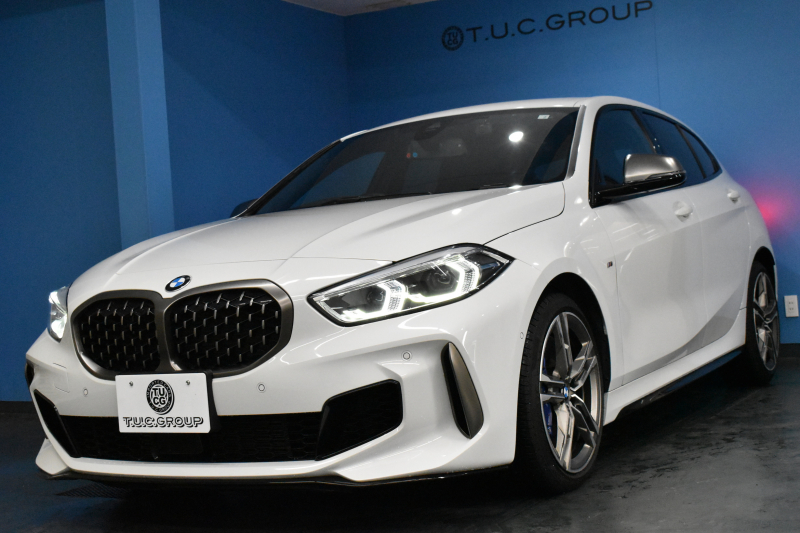 BMW 1シリーズ M135i xDrive ﾌﾙﾀｲﾑ4WD ﾃﾞﾋﾞｭｰP ｺﾝﾌｫｰﾄP ﾅﾋﾞｹﾞｰｼｮﾝP 可変ｻｽﾍﾟﾝｼｮﾝ Mｽﾎﾟｰﾂﾌﾞﾚｰｷ ACC Pｱｼｽﾄ BMWﾗｲﾌﾞｺｯｸﾋﾟｯﾄ ﾋｰﾀｰ付ｱﾙｶﾝﾀｰﾗｺﾝﾋﾞｽﾎﾟｰﾂｼｰﾄ ﾀｯﾁﾊﾟﾈﾙﾅﾋﾞ ｱｯﾌﾟﾙｶｰﾌﾟﾚｲ ﾍｷｻｺﾞﾅﾙLEDﾍｯﾄﾞﾗｲﾄ  2年保証
