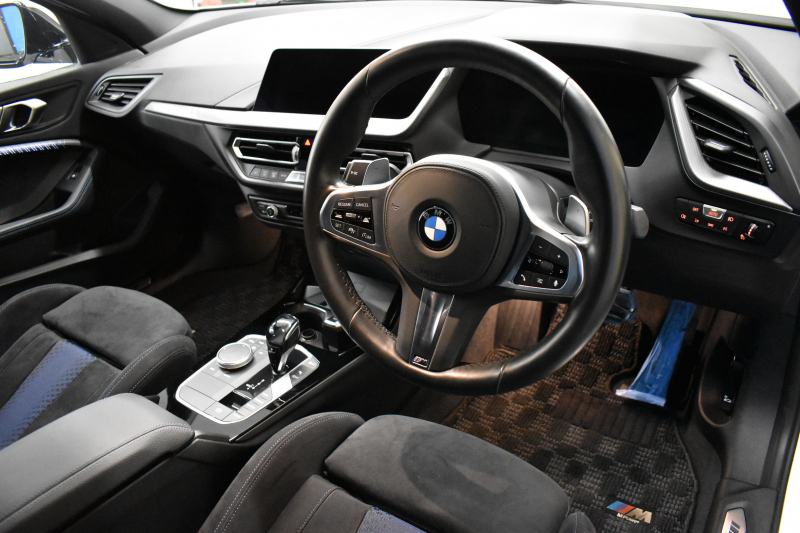 BMW 1シリーズ M135i xDrive ﾌﾙﾀｲﾑ4WD ﾃﾞﾋﾞｭｰP ｺﾝﾌｫｰﾄP ﾅﾋﾞｹﾞｰｼｮﾝP 可変ｻｽﾍﾟﾝｼｮﾝ Mｽﾎﾟｰﾂﾌﾞﾚｰｷ ACC Pｱｼｽﾄ BMWﾗｲﾌﾞｺｯｸﾋﾟｯﾄ ﾋｰﾀｰ付ｱﾙｶﾝﾀｰﾗｺﾝﾋﾞｽﾎﾟｰﾂｼｰﾄ ﾀｯﾁﾊﾟﾈﾙﾅﾋﾞ ｱｯﾌﾟﾙｶｰﾌﾟﾚｲ ﾍｷｻｺﾞﾅﾙLEDﾍｯﾄﾞﾗｲﾄ  2年保証