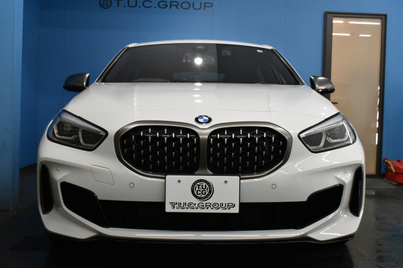 BMW 1シリーズ M135i xDrive ﾌﾙﾀｲﾑ4WD ﾃﾞﾋﾞｭｰP ｺﾝﾌｫｰﾄP ﾅﾋﾞｹﾞｰｼｮﾝP 可変ｻｽﾍﾟﾝｼｮﾝ Mｽﾎﾟｰﾂﾌﾞﾚｰｷ ACC Pｱｼｽﾄ BMWﾗｲﾌﾞｺｯｸﾋﾟｯﾄ ﾋｰﾀｰ付ｱﾙｶﾝﾀｰﾗｺﾝﾋﾞｽﾎﾟｰﾂｼｰﾄ ﾀｯﾁﾊﾟﾈﾙﾅﾋﾞ ｱｯﾌﾟﾙｶｰﾌﾟﾚｲ ﾍｷｻｺﾞﾅﾙLEDﾍｯﾄﾞﾗｲﾄ  2年保証