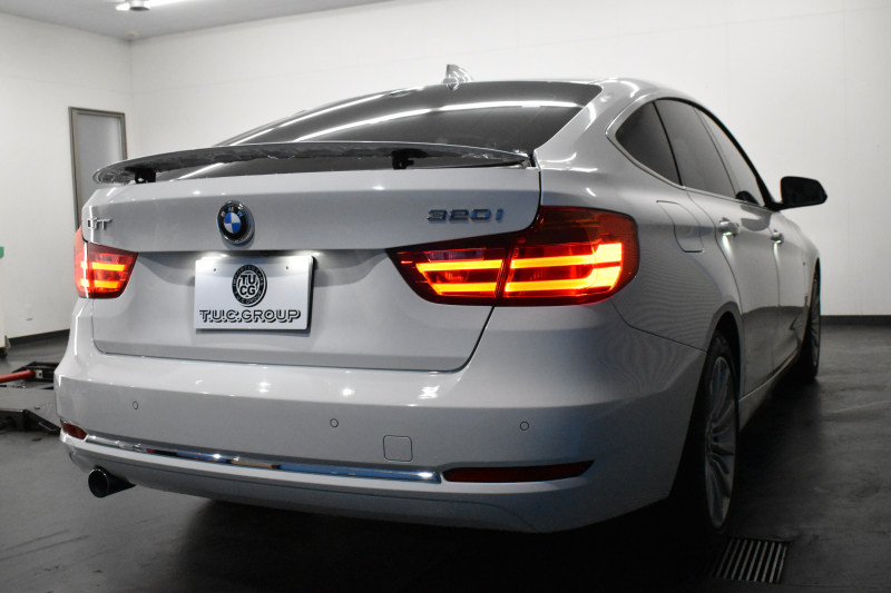 BMW 3シリーズ 320i ｸﾞﾗﾝﾂｰﾘｽﾓ ﾗｸﾞｼﾞｭｱﾘｰ  追従ACC ﾋｰﾀｰ付ﾍﾞｰｼﾞｭ革 車線逸脱&歩行者警告 衝突軽減B 電動Rｹﾞｰﾄ 電格Rｽﾎﾟｲﾗｰ ﾀｯﾁﾊﾟｯﾄﾞHDDﾅﾋﾞ Bｶﾒﾗ ﾘｱPDC ﾘﾝｸﾞ付ｷｾﾉﾝ ｽﾏｰﾄｷｰ iｽﾄｯﾌﾟ 2年保証