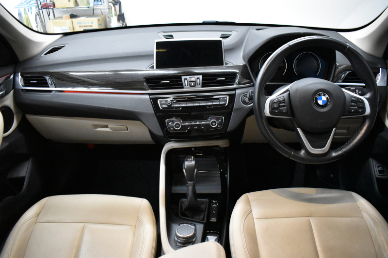 BMW X1 Xdrive18d Xﾗｲﾝ 4WD ﾊｲﾗｲﾝ&ｺﾝﾌｫｰﾄP ｱﾄﾞﾊﾞﾝｽﾄﾞｱｸﾃｨﾌﾞｾｰﾌﾃｨP 追従ACC HUD ﾋｰﾀｰ付電動ｵｲｽﾀｰ革 LEDﾍｯﾄﾞﾗｲﾄ 衝突軽減ﾌﾞﾚｰｷ 車線逸脱&歩行者警告 ﾀｯﾁﾊﾟﾈﾙiﾄﾞﾗｲﾌﾞﾅﾋﾞBｶﾒﾗ Pｱｼｽﾄ 前後PDC 電動ﾄﾗﾝｸ  ｽﾏｰﾄｷｰ 2年保証