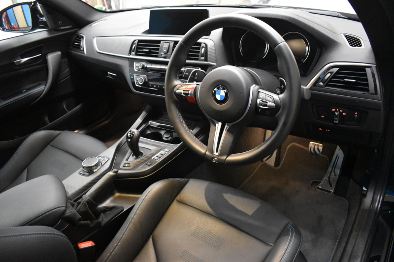 BMW Mシリーズ M2 ｺﾝﾍﾟﾃｨｼｮﾝ MDCT 7速DCT LCI後期 型式変更後ﾓﾃﾞﾙ KW車高調 MﾊﾟﾌｫｰﾏﾝｽFﾘｯﾌﾟｽﾎﾟｲﾗｰ ﾍｷｻｺﾞﾅﾙLEDﾍｯﾄﾞﾗｲﾄ&ﾃｰﾙ ﾋｰﾀｰ付黒革 ﾀｯﾁﾊﾟﾈﾙHDDﾅﾋﾞBｶﾒﾗ 19AW 車線逸脱&歩行者警告 衝突軽減ﾌﾞﾚｰｷ ｶｰﾎﾞﾝｲﾝﾃﾘｱ Mｼｰﾄﾍﾞﾙﾄ  2年保証