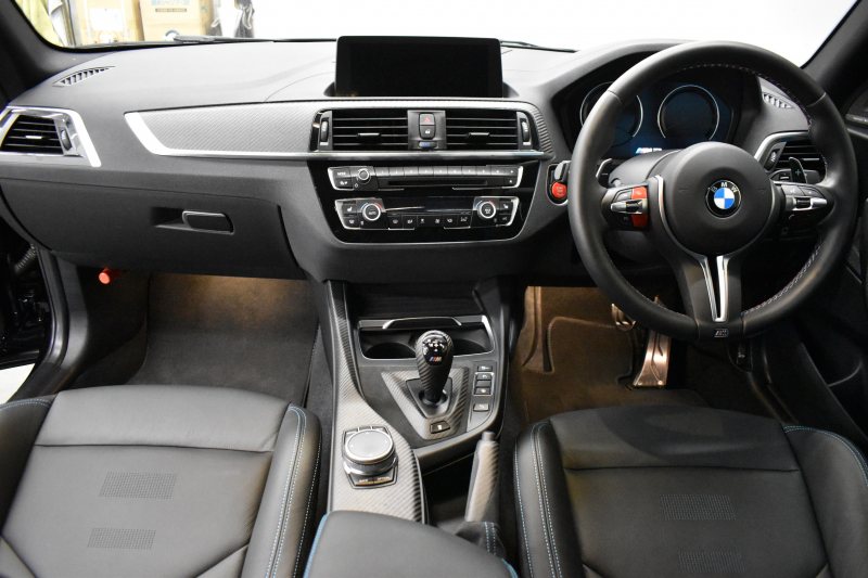 BMW Mシリーズ M2 ｺﾝﾍﾟﾃｨｼｮﾝ MDCT 7速DCT LCI後期 型式変更後ﾓﾃﾞﾙ KW車高調 MﾊﾟﾌｫｰﾏﾝｽFﾘｯﾌﾟｽﾎﾟｲﾗｰ ﾍｷｻｺﾞﾅﾙLEDﾍｯﾄﾞﾗｲﾄ&ﾃｰﾙ ﾋｰﾀｰ付黒革 ﾀｯﾁﾊﾟﾈﾙHDDﾅﾋﾞBｶﾒﾗ 19AW 車線逸脱&歩行者警告 衝突軽減ﾌﾞﾚｰｷ ｶｰﾎﾞﾝｲﾝﾃﾘｱ Mｼｰﾄﾍﾞﾙﾄ  2年保証
