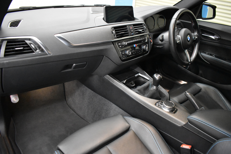 BMW Mシリーズ M2 6速MT LCI後期 ﾋｰﾀｰ付黒革 ｱﾀﾞﾌﾟﾃｨﾌﾞﾍｷｻｺﾞﾅﾙLEDﾍｯﾄﾞﾗｲﾄ&ﾃｰﾙ ﾀｯﾁﾊﾟﾈﾙHDDﾅﾋﾞBｶﾒﾗ 19AW 車線逸脱&歩行者警告 衝突軽減ﾌﾞﾚｰｷ ｶｰﾎﾞﾝｲﾝﾃﾘｱ ｽﾏｰﾄｷｰ 2年保証