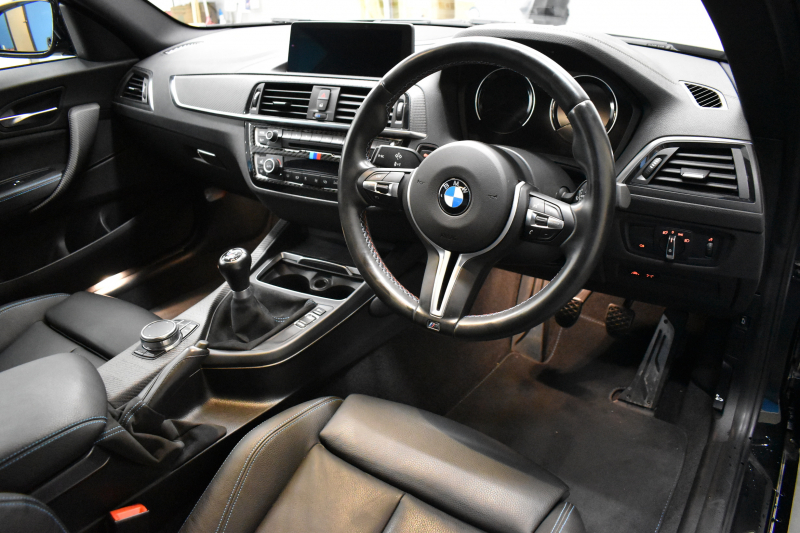 BMW Mシリーズ M2 6速MT LCI後期 ﾋｰﾀｰ付黒革 ｱﾀﾞﾌﾟﾃｨﾌﾞﾍｷｻｺﾞﾅﾙLEDﾍｯﾄﾞﾗｲﾄ&ﾃｰﾙ ﾀｯﾁﾊﾟﾈﾙHDDﾅﾋﾞBｶﾒﾗ 19AW 車線逸脱&歩行者警告 衝突軽減ﾌﾞﾚｰｷ ｶｰﾎﾞﾝｲﾝﾃﾘｱ ｽﾏｰﾄｷｰ 2年保証