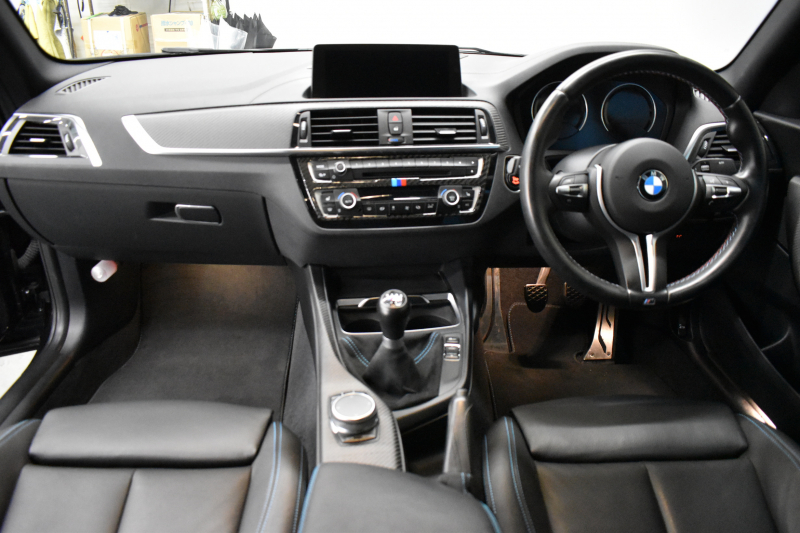 BMW Mシリーズ M2 6速MT LCI後期 ﾋｰﾀｰ付黒革 ｱﾀﾞﾌﾟﾃｨﾌﾞﾍｷｻｺﾞﾅﾙLEDﾍｯﾄﾞﾗｲﾄ&ﾃｰﾙ ﾀｯﾁﾊﾟﾈﾙHDDﾅﾋﾞBｶﾒﾗ 19AW 車線逸脱&歩行者警告 衝突軽減ﾌﾞﾚｰｷ ｶｰﾎﾞﾝｲﾝﾃﾘｱ ｽﾏｰﾄｷｰ 2年保証