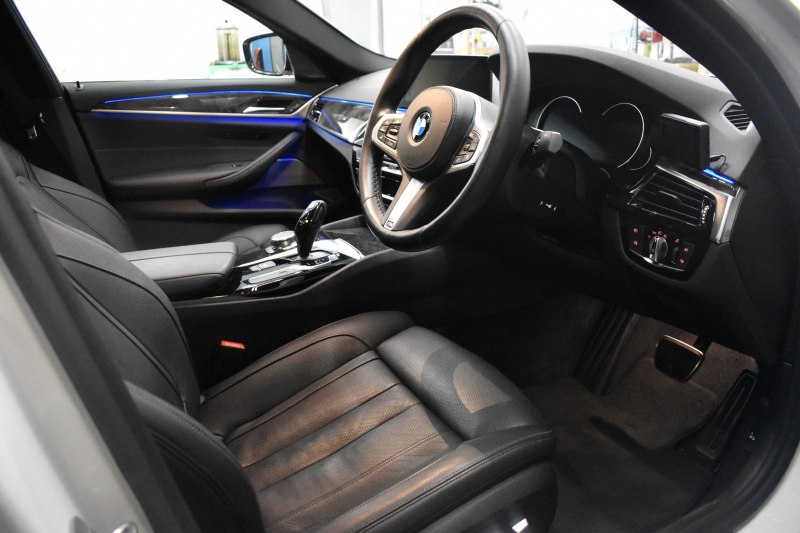 BMW 5シリーズ 540i Xﾄﾞﾗｲﾌﾞ Mｽﾎﾟｰﾂ ｺﾝﾌｫｰﾄ&ｲﾉﾍﾞｰｼｮﾝP ｻﾝﾙｰﾌ Mﾊﾟﾌｫﾏﾝｽﾊﾟｰﾂ多数 4WD G30型 直6ﾀｰﾎﾞ 340馬力 Fﾍﾞﾝﾁﾚｰｼｮﾝ&ﾏｯｻｰｼﾞ付全席ﾋｰﾀｰ付黒革 Mｽﾎﾟｰﾂﾌﾞﾚｰｷ ﾊｰﾏﾝｶｰﾄﾞﾝｻｳﾝﾄﾞ 4ｿﾞｰﾝAC 2年保証