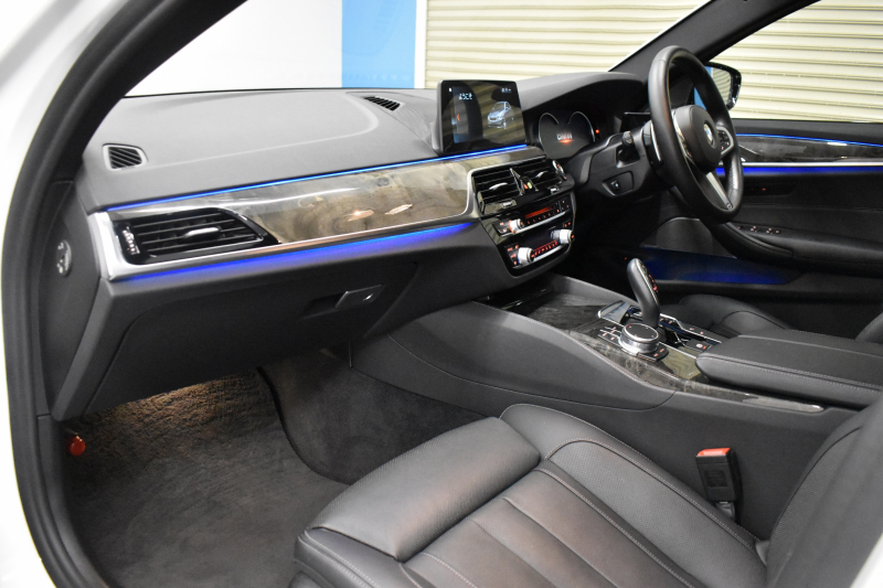 BMW 5シリーズ 540i Xﾄﾞﾗｲﾌﾞ Mｽﾎﾟｰﾂ ｺﾝﾌｫｰﾄ&ｲﾉﾍﾞｰｼｮﾝP ｻﾝﾙｰﾌ Mﾊﾟﾌｫﾏﾝｽﾊﾟｰﾂ多数 4WD G30型 直6ﾀｰﾎﾞ 340馬力 Fﾍﾞﾝﾁﾚｰｼｮﾝ&ﾏｯｻｰｼﾞ付全席ﾋｰﾀｰ付黒革 Mｽﾎﾟｰﾂﾌﾞﾚｰｷ ﾊｰﾏﾝｶｰﾄﾞﾝｻｳﾝﾄﾞ 4ｿﾞｰﾝAC 2年保証