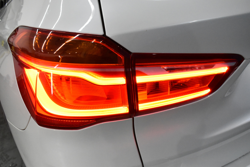 BMW X1 Xdrive18dｱｰﾊﾞﾆｽﾀ 西日本限定車  4WD ﾊｲﾗｲﾝ&ｺﾝﾌｫｰﾄP ｱﾄﾞﾊﾞﾝｽﾄﾞｱｸﾃｨﾌﾞｾｰﾌﾃｨP 追従ACC 変更後ﾀｯﾁﾊﾊﾟﾈﾙiﾄﾞﾗｲﾌﾞﾅﾋﾞBｶﾒﾗ Pｱｼｽﾄ 前後PDC  HUD ﾋｰﾀｰ付電動茶革 LEDﾍｯﾄﾞﾗｲﾄ 衝突軽減B 車線逸脱&歩行者警告 電動ﾄﾗﾝｸ  ｽﾏｰﾄｷｰ  2年保証