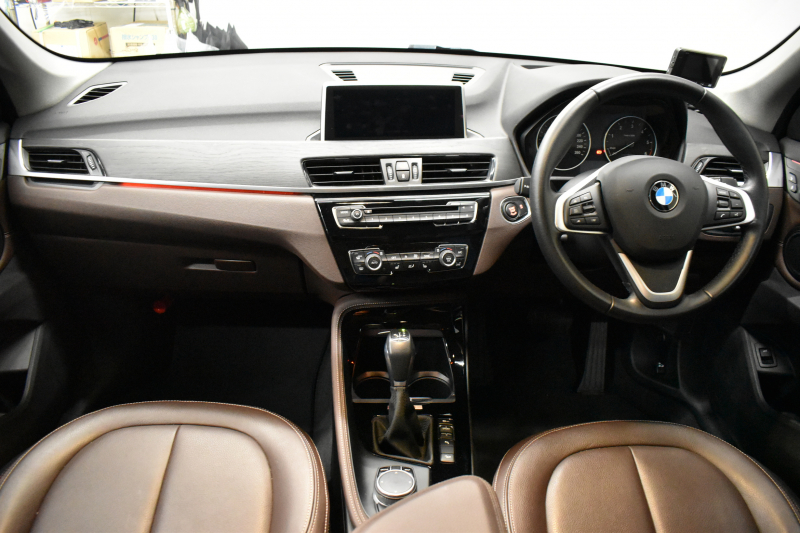 BMW X1 Xdrive18dｱｰﾊﾞﾆｽﾀ 西日本限定車  4WD ﾊｲﾗｲﾝ&ｺﾝﾌｫｰﾄP ｱﾄﾞﾊﾞﾝｽﾄﾞｱｸﾃｨﾌﾞｾｰﾌﾃｨP 追従ACC 変更後ﾀｯﾁﾊﾊﾟﾈﾙiﾄﾞﾗｲﾌﾞﾅﾋﾞBｶﾒﾗ Pｱｼｽﾄ 前後PDC  HUD ﾋｰﾀｰ付電動茶革 LEDﾍｯﾄﾞﾗｲﾄ 衝突軽減B 車線逸脱&歩行者警告 電動ﾄﾗﾝｸ  ｽﾏｰﾄｷｰ  2年保証