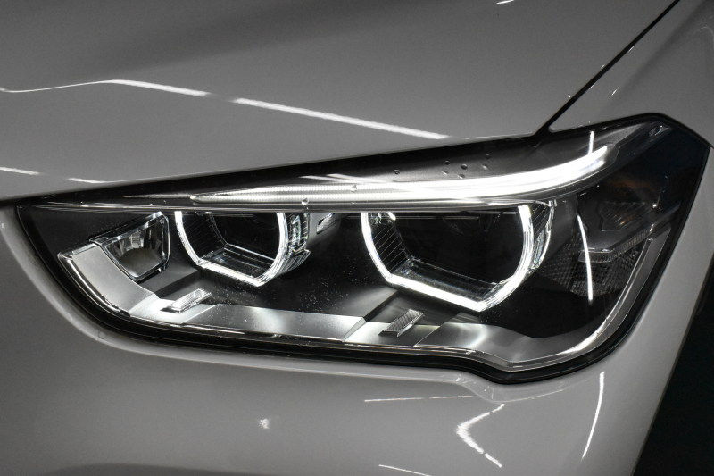 BMW X1 Xdrive18dｱｰﾊﾞﾆｽﾀ 西日本限定車  4WD ﾊｲﾗｲﾝ&ｺﾝﾌｫｰﾄP ｱﾄﾞﾊﾞﾝｽﾄﾞｱｸﾃｨﾌﾞｾｰﾌﾃｨP 追従ACC 変更後ﾀｯﾁﾊﾊﾟﾈﾙiﾄﾞﾗｲﾌﾞﾅﾋﾞBｶﾒﾗ Pｱｼｽﾄ 前後PDC  HUD ﾋｰﾀｰ付電動茶革 LEDﾍｯﾄﾞﾗｲﾄ 衝突軽減B 車線逸脱&歩行者警告 電動ﾄﾗﾝｸ  ｽﾏｰﾄｷｰ  2年保証