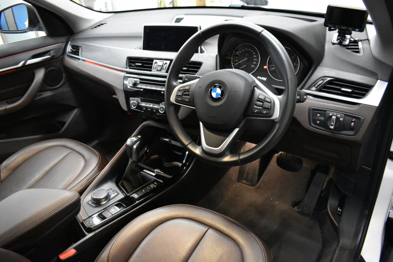 BMW X1 Xdrive18dｱｰﾊﾞﾆｽﾀ 西日本限定車  4WD ﾊｲﾗｲﾝ&ｺﾝﾌｫｰﾄP ｱﾄﾞﾊﾞﾝｽﾄﾞｱｸﾃｨﾌﾞｾｰﾌﾃｨP 追従ACC 変更後ﾀｯﾁﾊﾊﾟﾈﾙiﾄﾞﾗｲﾌﾞﾅﾋﾞBｶﾒﾗ Pｱｼｽﾄ 前後PDC  HUD ﾋｰﾀｰ付電動茶革 LEDﾍｯﾄﾞﾗｲﾄ 衝突軽減B 車線逸脱&歩行者警告 電動ﾄﾗﾝｸ  ｽﾏｰﾄｷｰ  2年保証