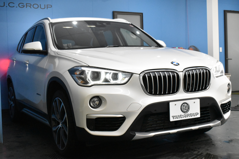 BMW X1 Xdrive18dｱｰﾊﾞﾆｽﾀ 西日本限定車  4WD ﾊｲﾗｲﾝ&ｺﾝﾌｫｰﾄP ｱﾄﾞﾊﾞﾝｽﾄﾞｱｸﾃｨﾌﾞｾｰﾌﾃｨP 追従ACC 変更後ﾀｯﾁﾊﾊﾟﾈﾙiﾄﾞﾗｲﾌﾞﾅﾋﾞBｶﾒﾗ Pｱｼｽﾄ 前後PDC  HUD ﾋｰﾀｰ付電動茶革 LEDﾍｯﾄﾞﾗｲﾄ 衝突軽減B 車線逸脱&歩行者警告 電動ﾄﾗﾝｸ  ｽﾏｰﾄｷｰ  2年保証