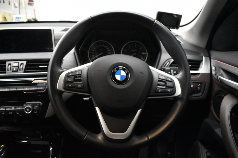 BMW X1 Xdrive18dｱｰﾊﾞﾆｽﾀ 西日本限定車  4WD ﾊｲﾗｲﾝ&ｺﾝﾌｫｰﾄP ｱﾄﾞﾊﾞﾝｽﾄﾞｱｸﾃｨﾌﾞｾｰﾌﾃｨP 追従ACC 変更後ﾀｯﾁﾊﾊﾟﾈﾙiﾄﾞﾗｲﾌﾞﾅﾋﾞBｶﾒﾗ Pｱｼｽﾄ 前後PDC  HUD ﾋｰﾀｰ付電動茶革 LEDﾍｯﾄﾞﾗｲﾄ 衝突軽減B 車線逸脱&歩行者警告 電動ﾄﾗﾝｸ  ｽﾏｰﾄｷｰ  2年保証