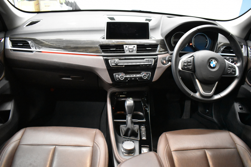 BMW X1 Xdrive18d Xﾗｲﾝ 4WD ﾊｲﾗｲﾝ&ｺﾝﾌｫｰﾄP ｱﾄﾞﾊﾞﾝｽﾄﾞｱｸﾃｨﾌﾞｾｰﾌﾃｨP 中期型 追従ACC HUD ﾋｰﾀｰ付電動ﾓｶ革 ﾀｯﾁﾊﾟﾈﾙiﾄﾞﾗｲﾌﾞﾅﾋﾞBｶﾒﾗ Pｱｼｽﾄ 前後PDC LEDﾍｯﾄﾞﾗｲﾄ 衝突軽減B 車線逸脱&歩行者警告 電動ﾄﾗﾝｸ  ｽﾏｰﾄｷｰ Bluetoothｵｰﾃﾞｨｵ＆通話 2年保証