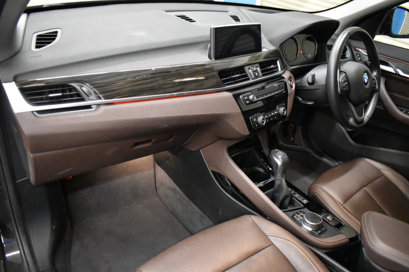 BMW X1 Xdrive18d Xﾗｲﾝ 4WD ﾊｲﾗｲﾝ&ｺﾝﾌｫｰﾄP ｱﾄﾞﾊﾞﾝｽﾄﾞｱｸﾃｨﾌﾞｾｰﾌﾃｨP 中期型 追従ACC HUD ﾋｰﾀｰ付電動ﾓｶ革 ﾀｯﾁﾊﾟﾈﾙiﾄﾞﾗｲﾌﾞﾅﾋﾞBｶﾒﾗ Pｱｼｽﾄ 前後PDC LEDﾍｯﾄﾞﾗｲﾄ 衝突軽減B 車線逸脱&歩行者警告 電動ﾄﾗﾝｸ  ｽﾏｰﾄｷｰ Bluetoothｵｰﾃﾞｨｵ＆通話 2年保証