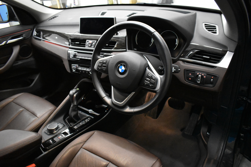 BMW X1 Xdrive18d Xﾗｲﾝ 4WD ﾊｲﾗｲﾝ&ｺﾝﾌｫｰﾄP ｱﾄﾞﾊﾞﾝｽﾄﾞｱｸﾃｨﾌﾞｾｰﾌﾃｨP 中期型 追従ACC HUD ﾋｰﾀｰ付電動ﾓｶ革 ﾀｯﾁﾊﾟﾈﾙiﾄﾞﾗｲﾌﾞﾅﾋﾞBｶﾒﾗ Pｱｼｽﾄ 前後PDC LEDﾍｯﾄﾞﾗｲﾄ 衝突軽減B 車線逸脱&歩行者警告 電動ﾄﾗﾝｸ  ｽﾏｰﾄｷｰ Bluetoothｵｰﾃﾞｨｵ＆通話 2年保証