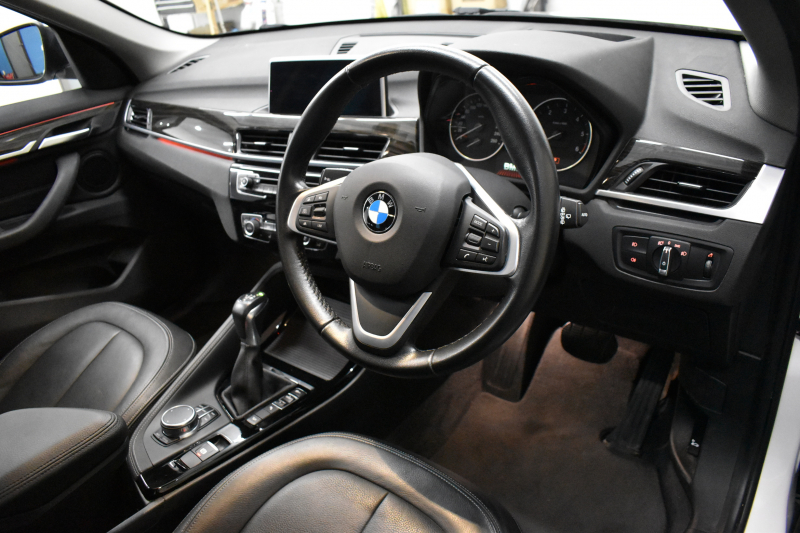 BMW X1 Xdrive18d Xﾗｲﾝ 4WD ﾊｲﾗｲﾝ&ｺﾝﾌｫｰﾄP ｱﾄﾞﾊﾞﾝｽﾄﾞｱｸﾃｨﾌﾞｾｰﾌﾃｨP 追従ACC HUD ﾋｰﾀｰ付電動黒革 ﾀｯﾁﾊﾟﾈﾙiﾄﾞﾗｲﾌﾞﾅﾋﾞ LEDﾍｯﾄﾞﾗｲﾄ 衝突軽減B 車線逸脱&歩行者警告  Bｶﾒﾗ Pｱｼｽﾄ 前後PDC 電動ﾄﾗﾝｸ  ｽﾏｰﾄｷｰ Bluetoothｵｰﾃﾞｨｵ＆通話 2年保証