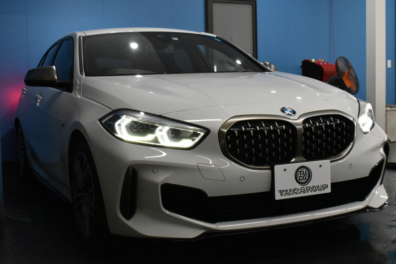 BMW 1シリーズ M135i xDrive ﾌﾙﾀｲﾑ4WD ﾃﾞﾋﾞｭｰP ｺﾝﾌｫｰﾄP ﾅﾋﾞｹﾞｰｼｮﾝP 可変ｻｽﾍﾟﾝｼｮﾝ Mｽﾎﾟｰﾂﾌﾞﾚｰｷ ACC Pｱｼｽﾄ BMWﾗｲﾌﾞｺｯｸﾋﾟｯﾄ ﾋｰﾀｰ付ｱﾙｶﾝﾀｰﾗｺﾝﾋﾞｽﾎﾟｰﾂｼｰﾄ ﾀｯﾁﾊﾟﾈﾙﾅﾋﾞ ｱｯﾌﾟﾙｶｰﾌﾟﾚｲ ﾍｷｻｺﾞﾅﾙLEDﾍｯﾄﾞﾗｲﾄ  2年保証