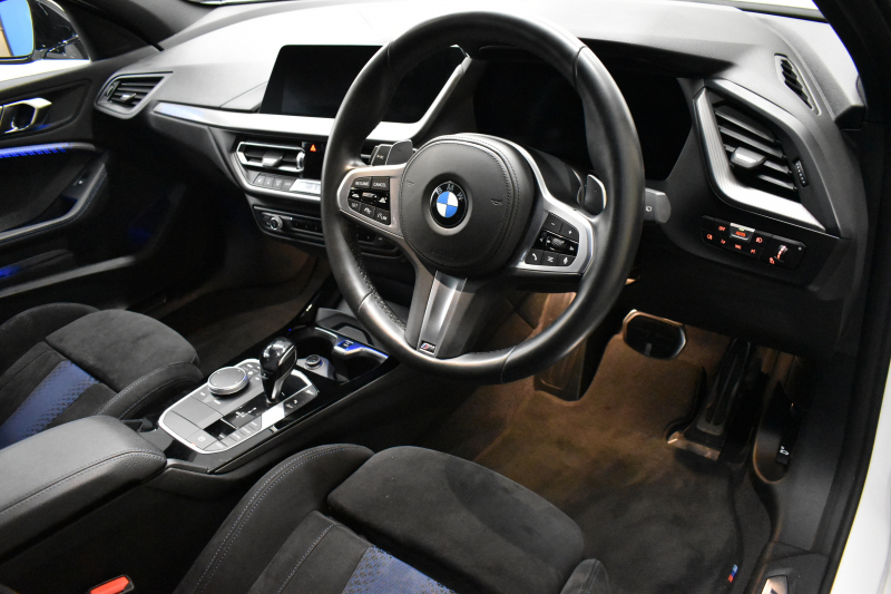 BMW 1シリーズ M135i xDrive ﾌﾙﾀｲﾑ4WD ﾃﾞﾋﾞｭｰP ｺﾝﾌｫｰﾄP ﾅﾋﾞｹﾞｰｼｮﾝP 可変ｻｽﾍﾟﾝｼｮﾝ Mｽﾎﾟｰﾂﾌﾞﾚｰｷ ACC Pｱｼｽﾄ BMWﾗｲﾌﾞｺｯｸﾋﾟｯﾄ ﾋｰﾀｰ付ｱﾙｶﾝﾀｰﾗｺﾝﾋﾞｽﾎﾟｰﾂｼｰﾄ ﾀｯﾁﾊﾟﾈﾙﾅﾋﾞ ｱｯﾌﾟﾙｶｰﾌﾟﾚｲ ﾍｷｻｺﾞﾅﾙLEDﾍｯﾄﾞﾗｲﾄ  2年保証