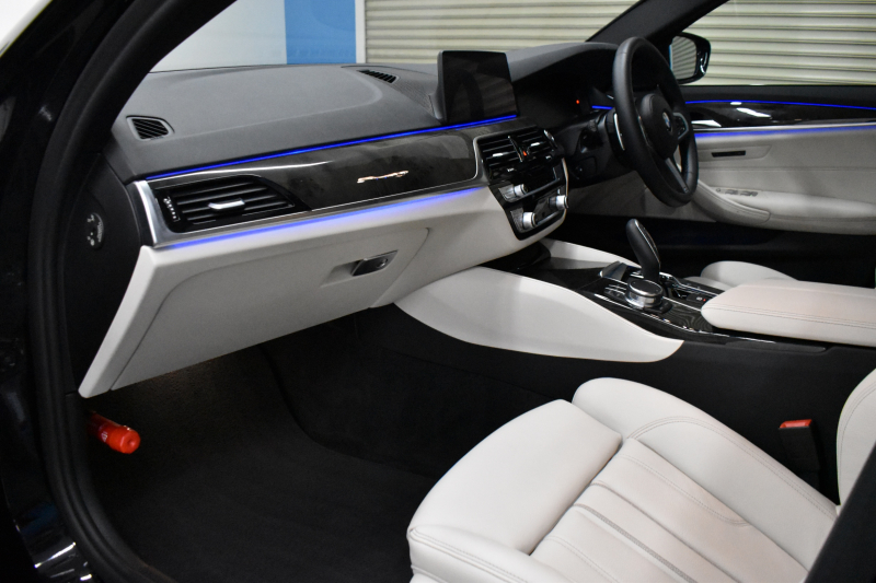 BMW 5シリーズ 530i Mｽﾎﾟｰﾂ ﾊｲﾗｲﾝP 新ﾃﾞｻﾞｲﾝ液晶ﾒｰﾀｰ  高出力ﾓﾃﾞﾙ  全席ﾋｰﾀｰ付黒白革 LEDﾍｯﾄﾞﾗｲﾄ 追従ACC 車線変更警告 ﾀｯﾁﾊﾟﾈﾙ対応iﾄﾞﾗｲﾌﾞHDDﾅﾋﾞﾌﾙｾｸﾞ 3Dﾋﾞｭｰ ｽﾃｱﾘﾝｸﾞｻﾎﾟｰﾄ Pｱｼｽﾄﾌﾟﾗｽ 電動ﾄﾗﾝｸ ｽﾏｰﾄｷｰ 2年保証