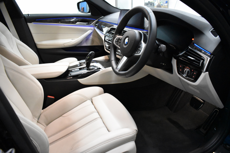 BMW 5シリーズ 530i Mｽﾎﾟｰﾂ ﾊｲﾗｲﾝP 新ﾃﾞｻﾞｲﾝ液晶ﾒｰﾀｰ  高出力ﾓﾃﾞﾙ  全席ﾋｰﾀｰ付黒白革 LEDﾍｯﾄﾞﾗｲﾄ 追従ACC 車線変更警告 ﾀｯﾁﾊﾟﾈﾙ対応iﾄﾞﾗｲﾌﾞHDDﾅﾋﾞﾌﾙｾｸﾞ 3Dﾋﾞｭｰ ｽﾃｱﾘﾝｸﾞｻﾎﾟｰﾄ Pｱｼｽﾄﾌﾟﾗｽ 電動ﾄﾗﾝｸ ｽﾏｰﾄｷｰ 2年保証